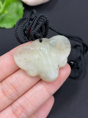 H29429958 Xiuyu (Serpentine Jade) Pendant     Sheep Head     Total Weight (Including Rope): Approx. 14.1g