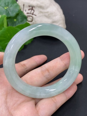 F42956197 翡翠圆条手镯 圈口53.7 货品总重约68.1克