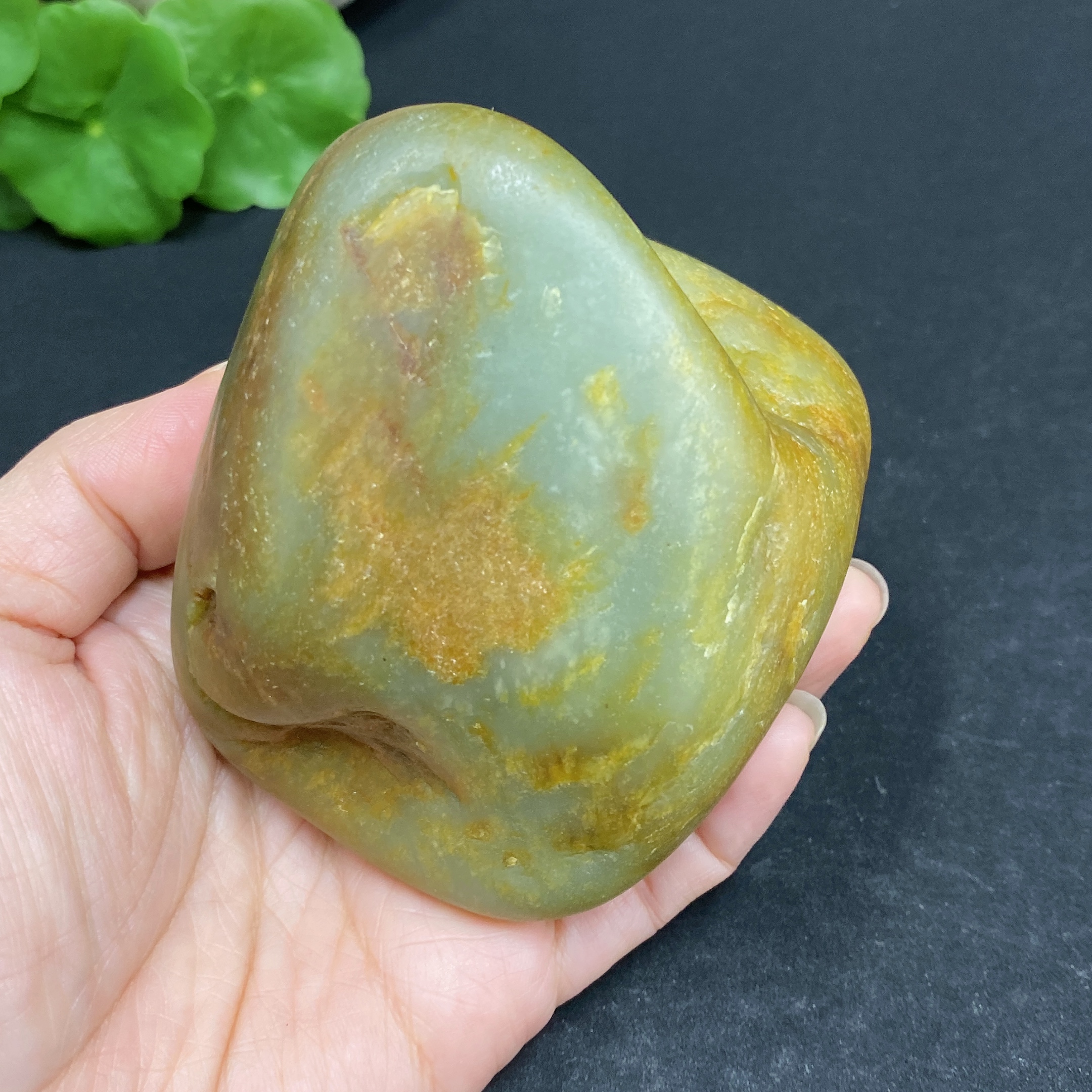 H33902743 Hetian Jade, undetermined origin of skin color, contains other mineral components, total weight approximately 497.7g