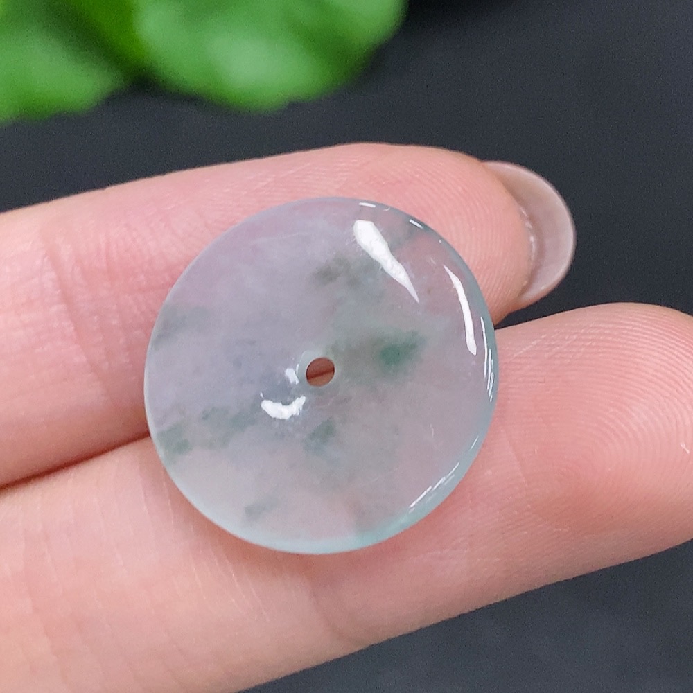 F34003742 Jadeite Peace Knot, Total Weight Approximately 2g