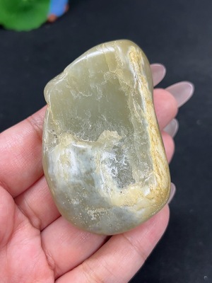 H41869744 和田玉 皮色成因未定 含其他矿物成分 货品总重约108.2g