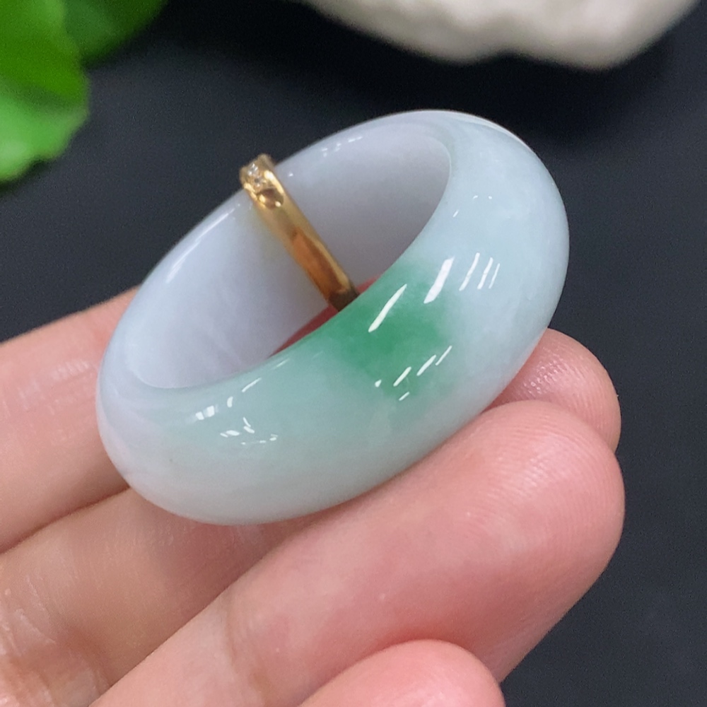 F30568993 Jadeite pendant with 18K gold clasp, total weight approx. 16.2g (set with diamonds)