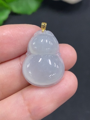 F34023635 Jadeite Gourd Pendant with 18K Gold Clasp, Total Weight Approximately 4.1g