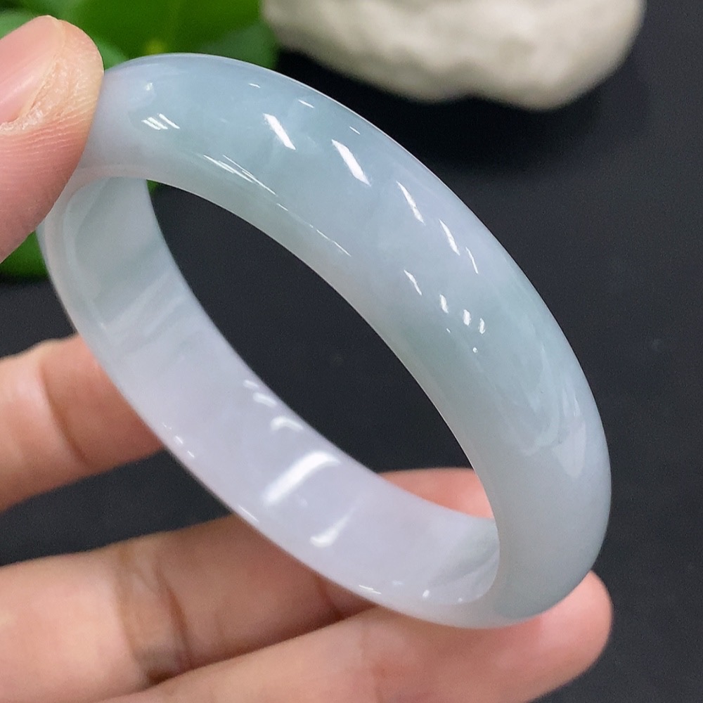 F34050705 Jadeite Concubine Bracelet with a total weight of approximately 37 grams, size 50/45, with a crack