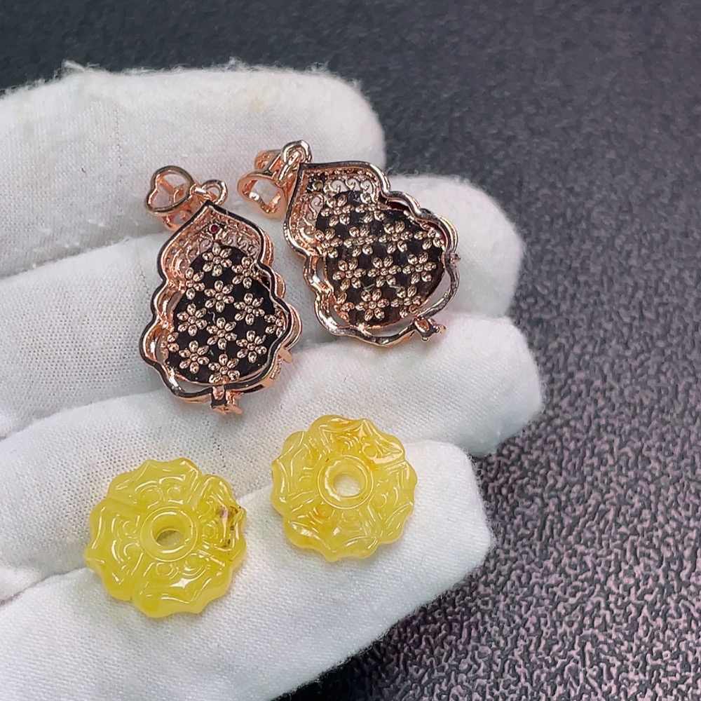C34038393 Amber Beeswax Pendant Non-Gold Colorless Film Coated Total Weight Approx. 7.93g Sell as a Lot