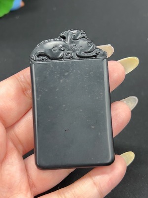 H42980360 和田玉挂件 仿古牌 货品总重约88.4g 颜色成因未定 含其他矿物成分
