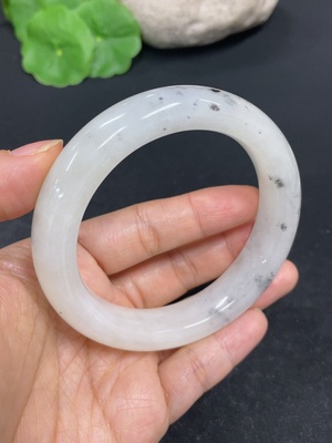 H42954515 和田玉正圈手镯    圈口58.2    货品总重约74.5g     含其他矿物成份