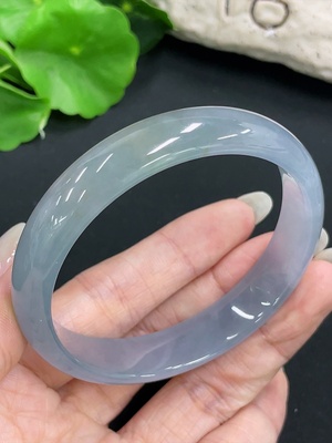F42969958 翡翠正圈手镯 货品总重约43.3g  圈口58.8