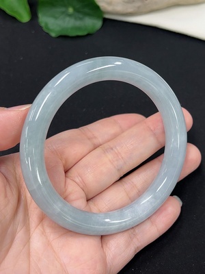 F46547836 翡翠圆条手镯  圈口57.4 修补 货品总重约51.93g