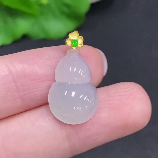 F34967712 Jadeite Gourd Pendant with 18k Gold Clasp, Total Weight Approximately 2g