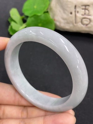 F46571101 翡翠正圈手镯  货品总重约66.6g  圈口58.4