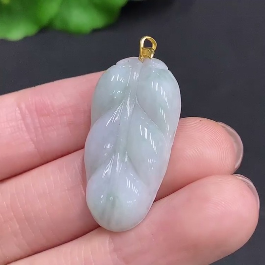 F35079623 Jadeite Leaf Pendant with 18K Gold Clasp, Total Weight Approximately 4.9g