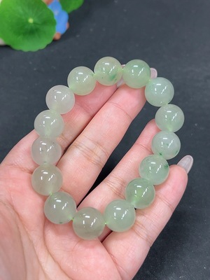 H41922409 非洲翠(独龙玉)手串 卡13.6mm左右 货品总重约54.8g
