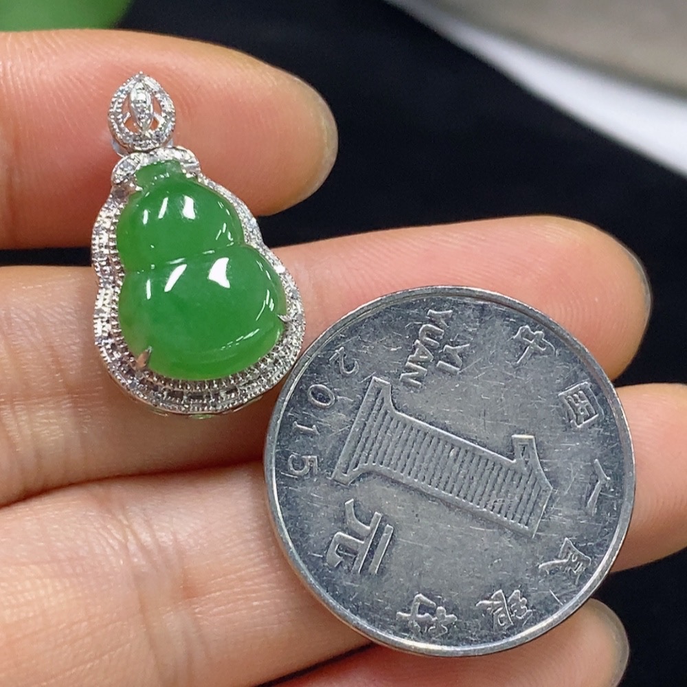 F31601151 Jadeite Gourd Pendant with 18k Gold and Diamond Accents, Total Weight Approximately 2.62 Grams