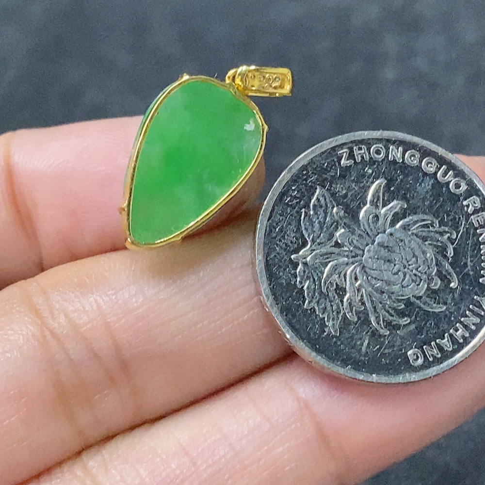 F34030649 Jadeite Leaf Pendant with 18K Gold and Diamond Accents, Total Weight Approx. 1.69g