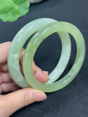 H41872471 岫玉（蛇纹石玉）圆条手镯    圈口61.7/61.1    货品总重约96.2g    含其他矿物成份