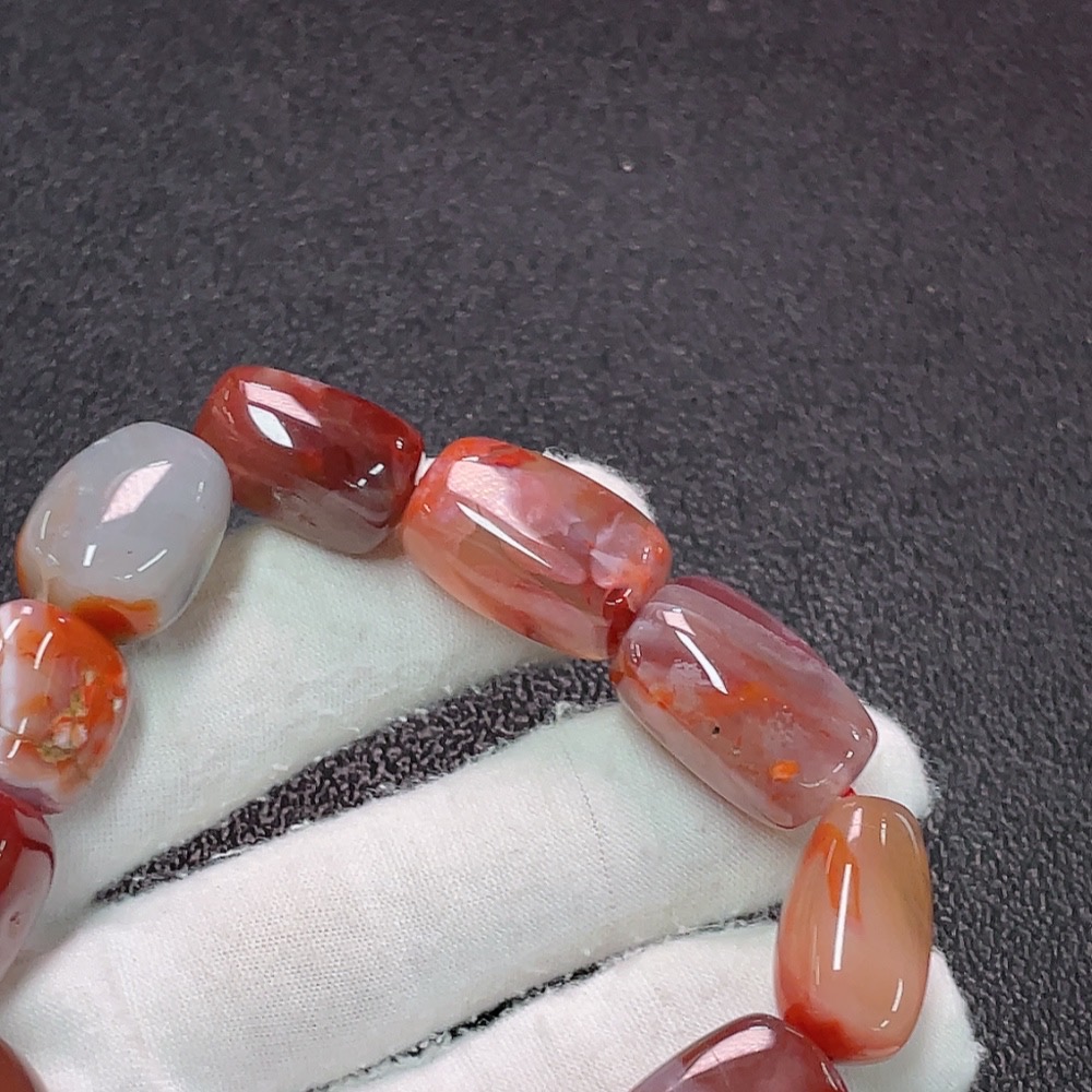 C34990068 South Red Agate Bracelet with Visible Organic Matter, Total Weight Approx. 58.75g, Size About 12.4mm
