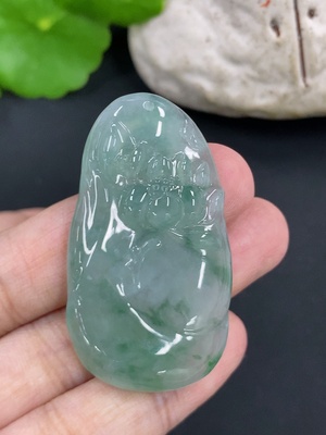 F46598738 翡翠挂件         货品总重约14g