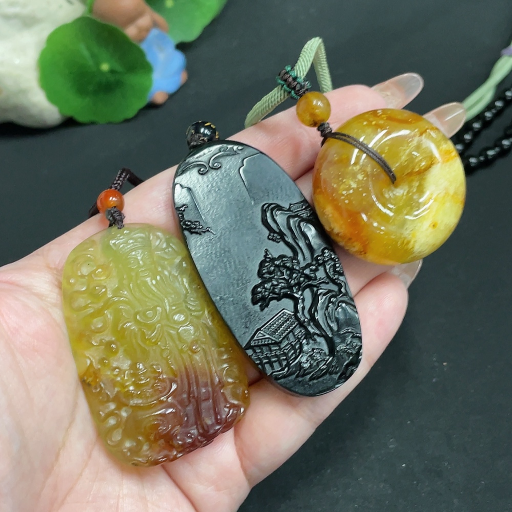 H32804440 Xiuyu (serpentine jade) pendant