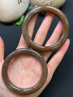 H46529457 和田玉正圈手镯 含其他矿物成分 最大圈口56.1mm 最小圈口54.1mm 总重约99.81g