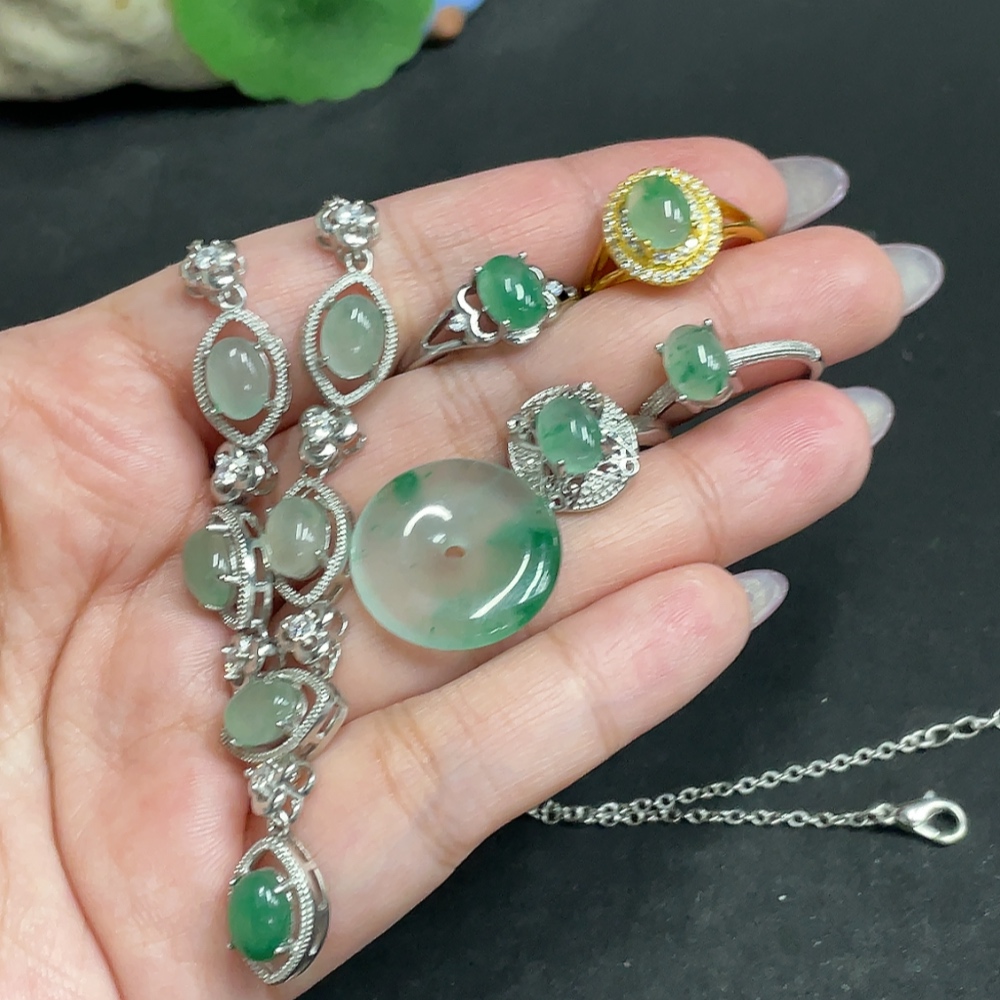 H33881367 African Emerald (Dulong Jade)