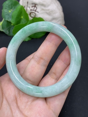 F46552205 翡翠圆条手镯 圈口56.4 货品总重约56.4克（含其他矿物成分）