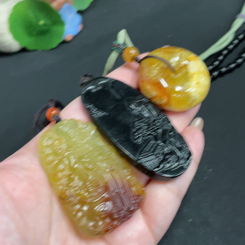 H32804440 Xiuyu (serpentine jade) pendant