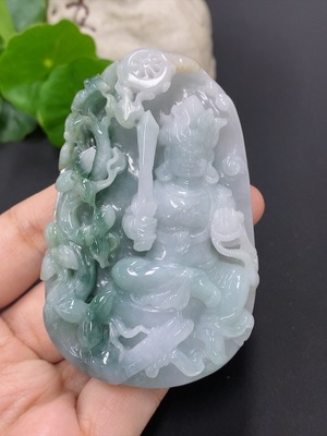 F42972257 翡翠不动明王挂件 货品总重约108.9克