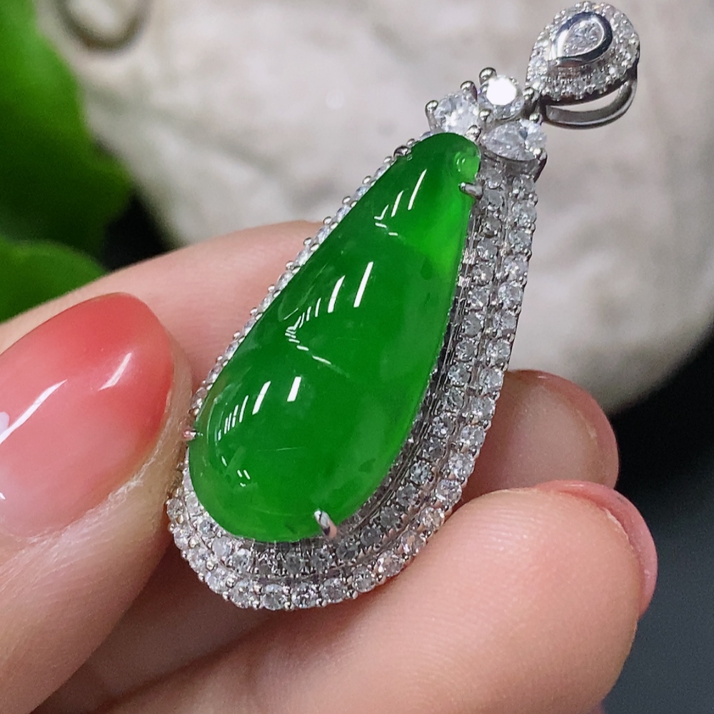 F16796821 Jadeite Bean Inlaid Pendant with 18K Gold Setting, Total Weight Approx. 9g