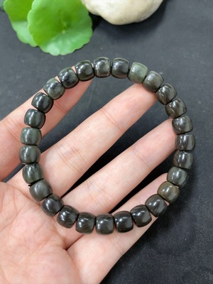 H40790713 和田玉手串  卡7.8mm左右 含其他矿物成分  货品总重约23.8g