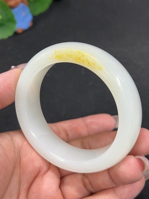 H41898540 和田玉正圈手镯 圈口55 货品总重约84.4g 皮色成因未定