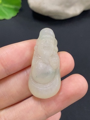 F41936100 翡翠财神挂件 毛货    货品总重约5.64g