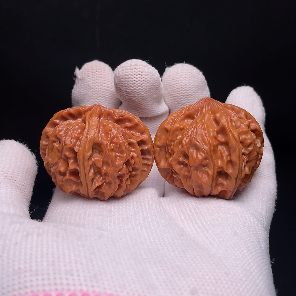 W32764706 Four-ridged Walnut, total weight approx. 30.8g, size about 39.4mm