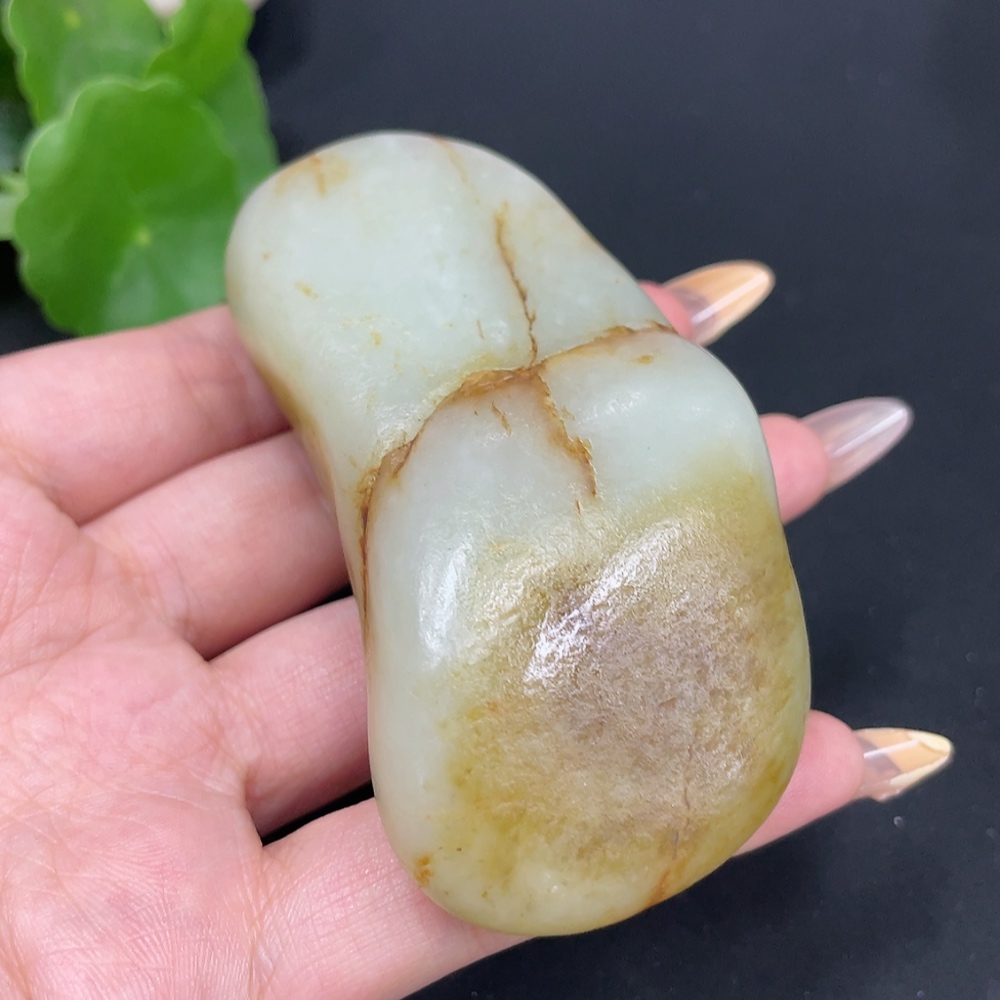 H30490644 Hetian Jade, total weight approx. 179.5g, undetermined skin color origin, contains other mineral components