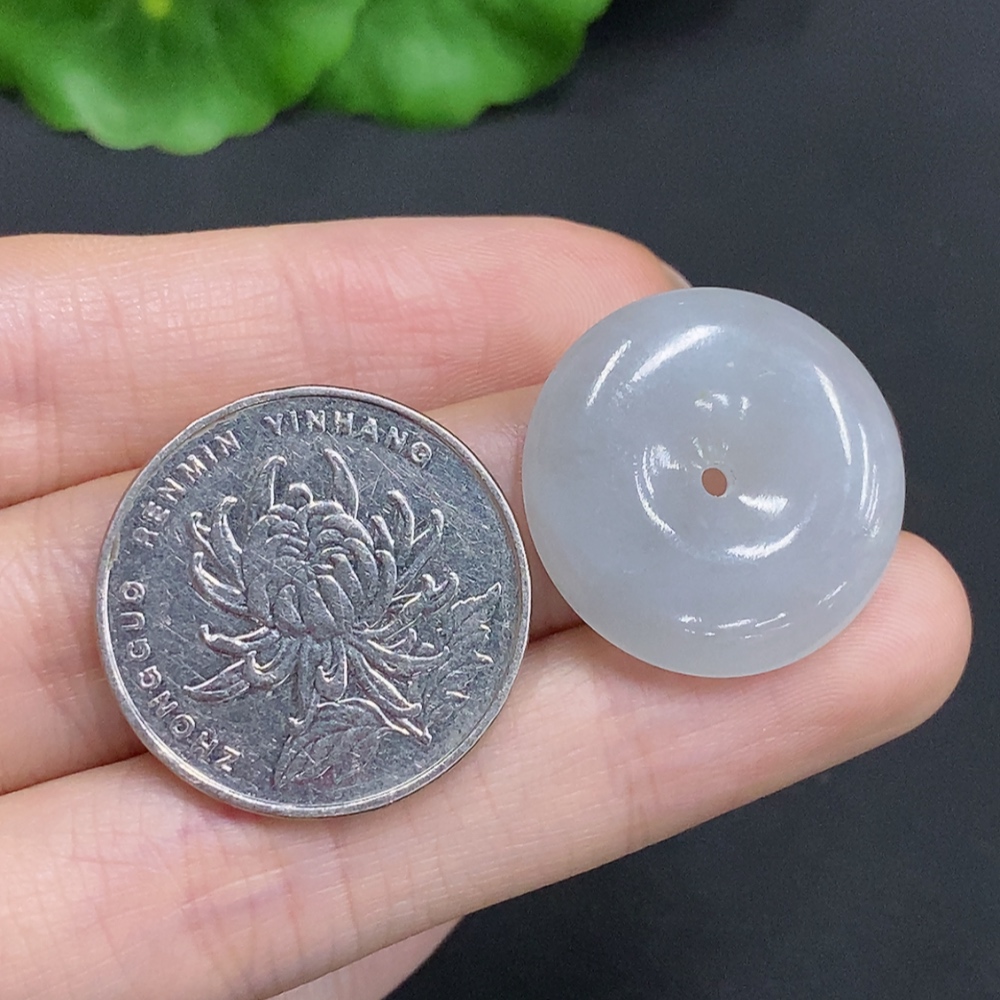 F35160155 Jadeite Peace Knot, Total Weight Approx. 5.5g