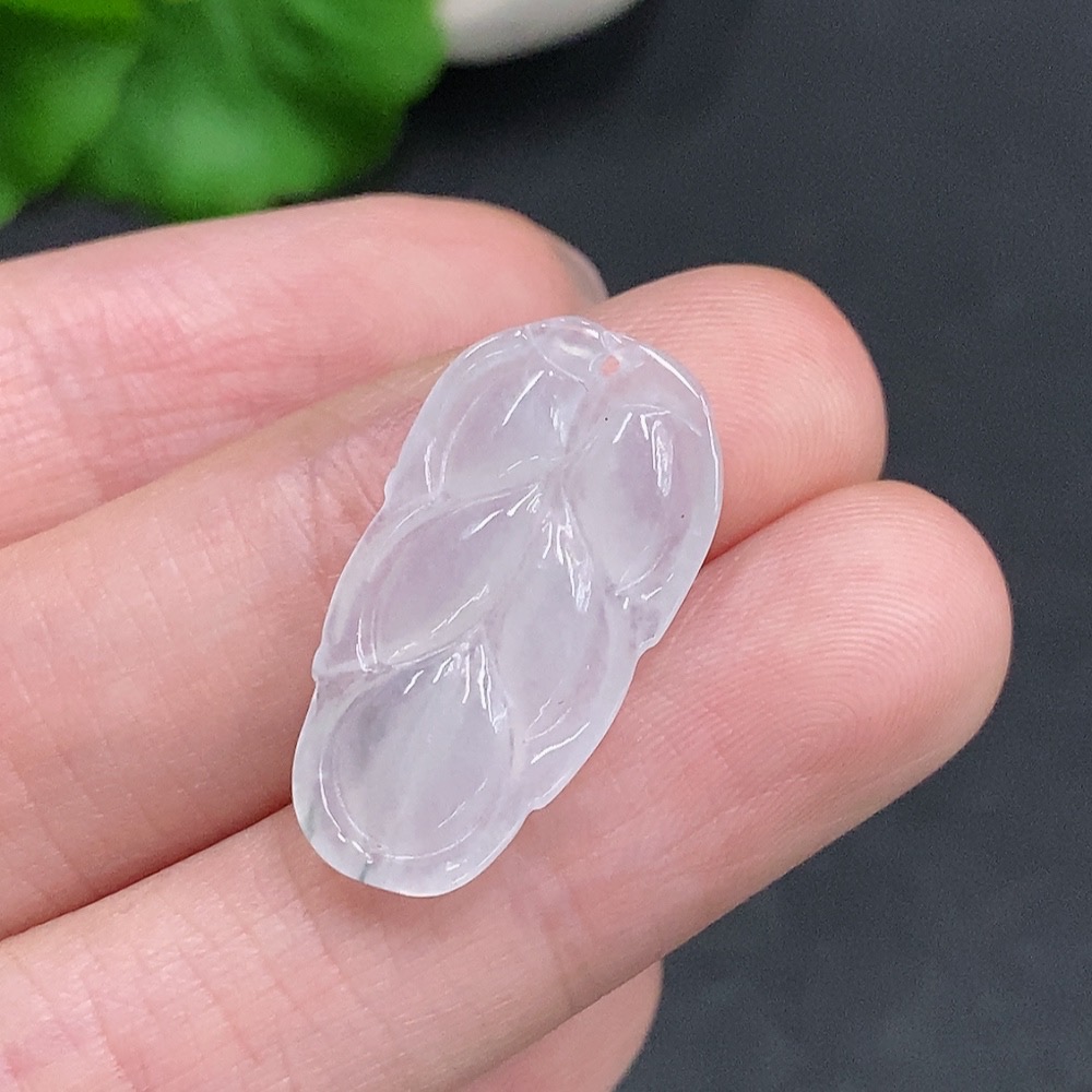 F35078241 Jadeite leaf pendant, total weight approximately 1.4g