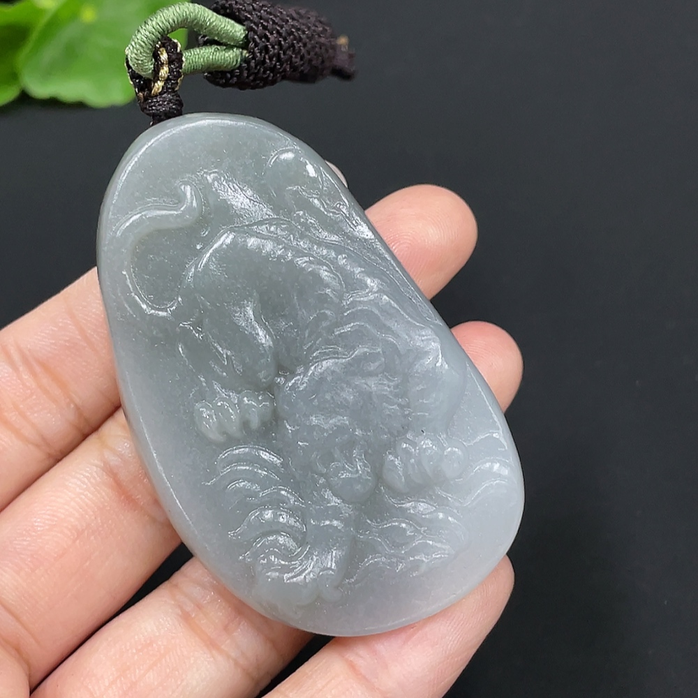 H27073349 Hetian Jade Pendant - Fierce Tiger Descending the Mountain