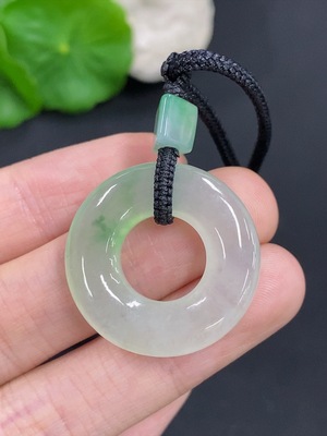 F45341532 翡翠甜甜圈挂件 货品总重量约10克（含绳重）