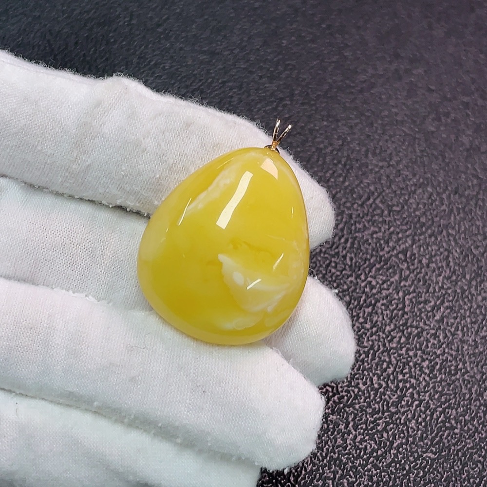 C34990707 Amber Beeswax Pendant 18K Gold Total Weight Approx. 5.89g