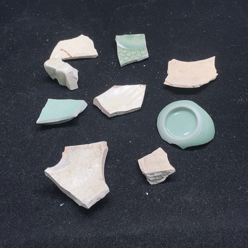 W25842679 High ancient colored glaze ceramic fragment (actual size prevails)
