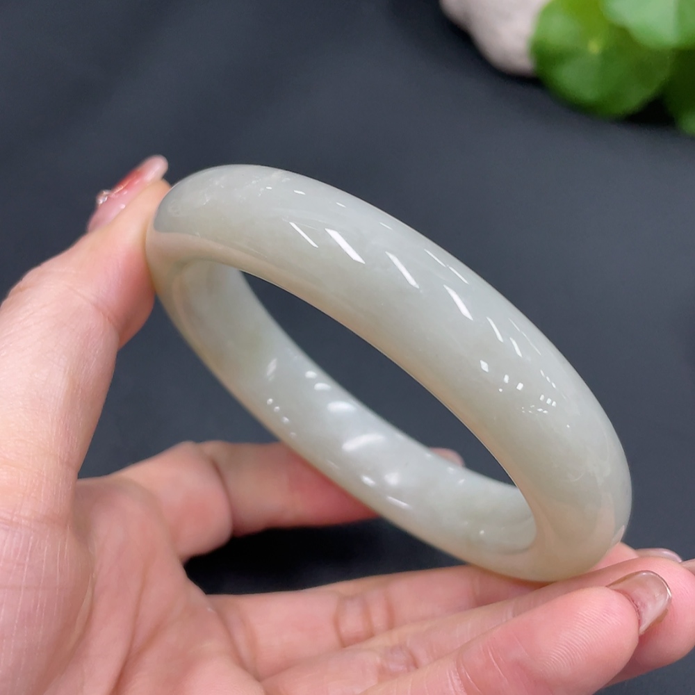 H24736019 Hetian Jade Round Bangle    Size 58.1    Approx. 68.8g