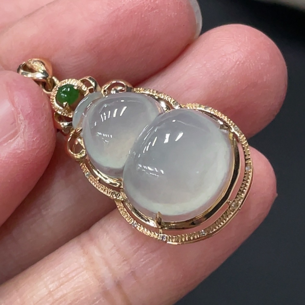 F30518918 Jadeite Gourd Inlaid Pendant with 18K Gold, Total Weight Approximately 3.05g