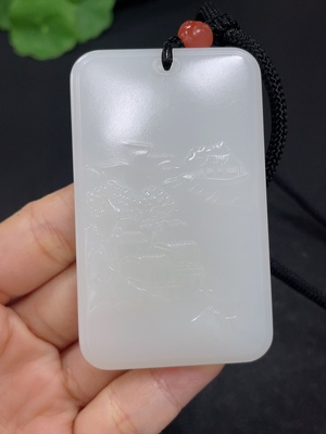 H46558852 和田玉挂件   山水牌   货品总重约（含绳）84g   配珠非和田玉