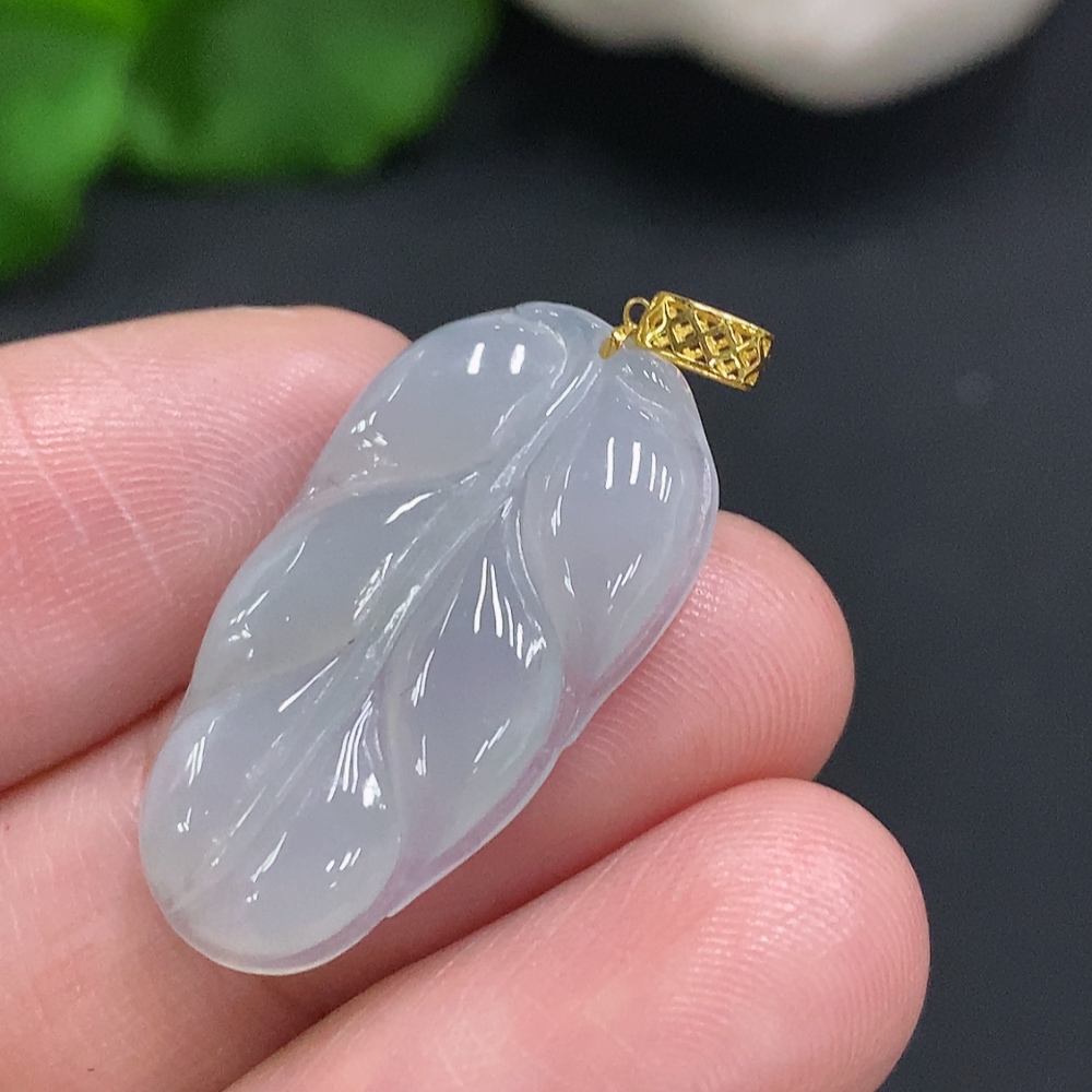 F35106529 Jadeite Leaf Pendant with 18K Gold Clasp, Total Weight Approximately 2.6g