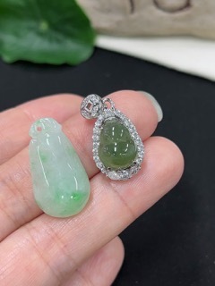 F46545205 翡翠镶嵌挂件/挂件 一手走 非金 货品总重约5.89克