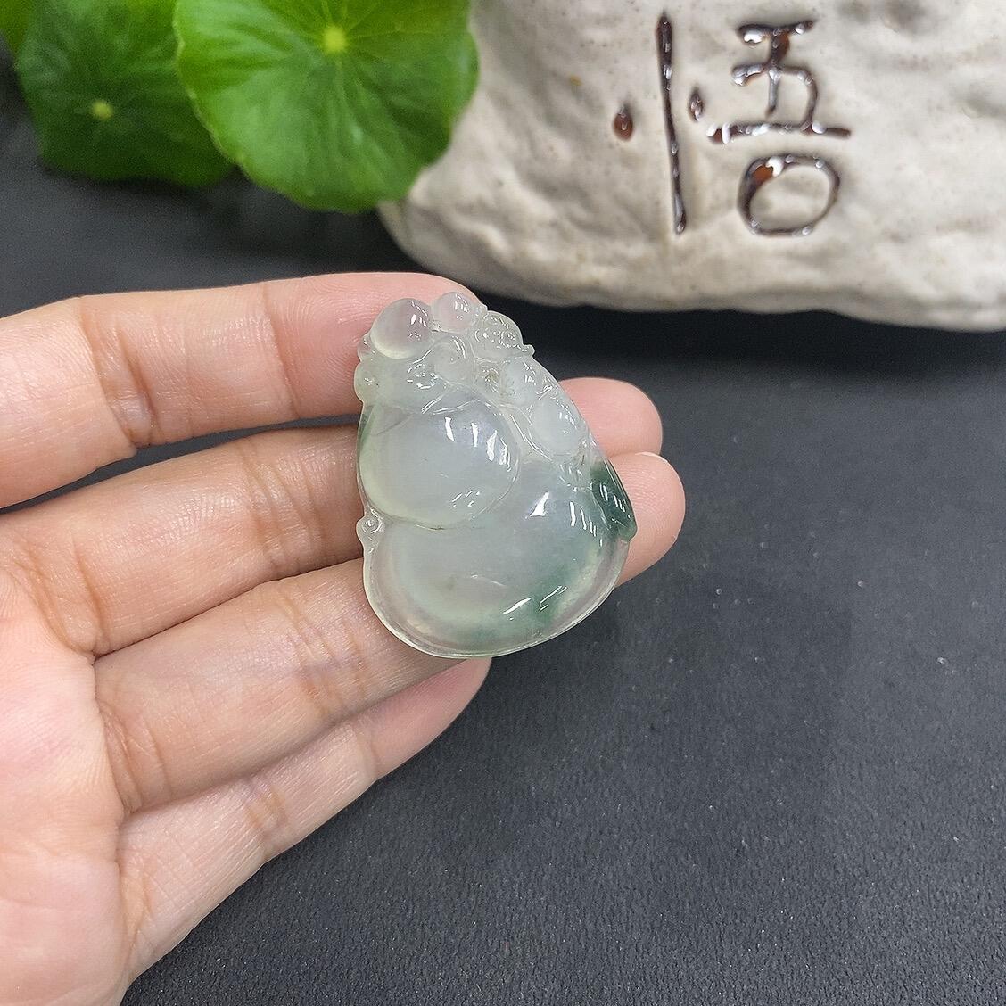 F1028405 JadeitePendant with Veins/Cracks