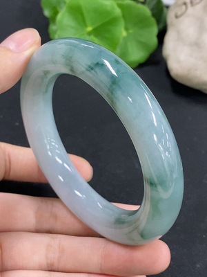 F46572403 翡翠圆条手镯  圈口56.2 货品总重约89.03g