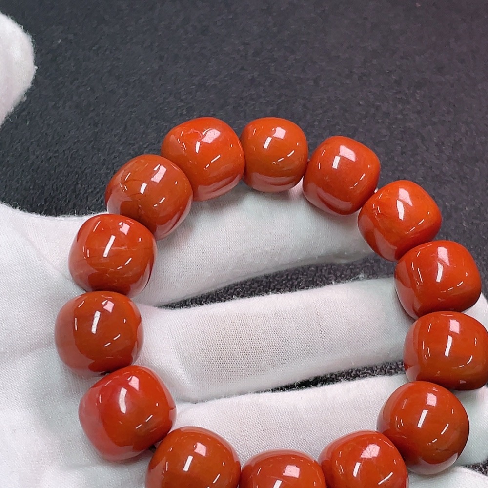C33851426 Red Agate Bracelet with Visible Organic Matter, Total Weight Approx. 96.89g, Bead Size ~16.9mm