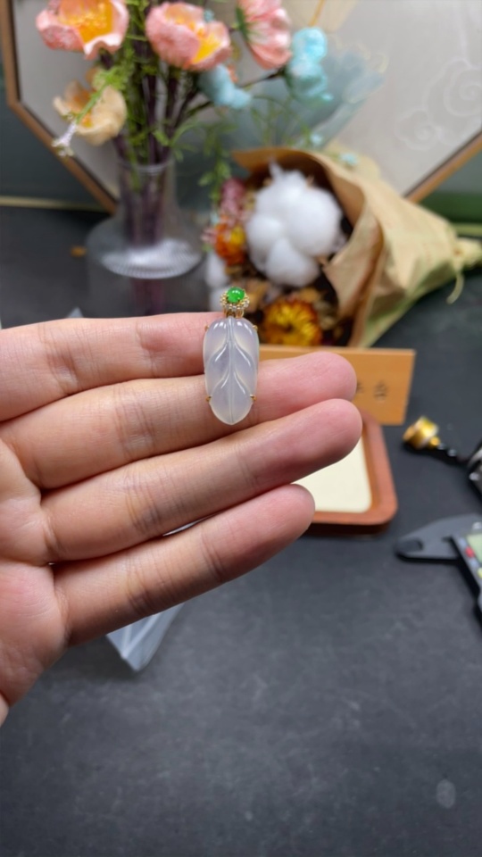 F30528796 Jadeite Leaf Inlaid Pendant 18K Gold Total Weight Approx. 3.6g