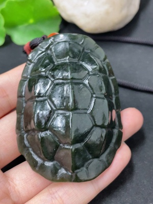 H46574545 和田玉手把件   龟甲   货品总重约（含绳）104.3g   配珠非和田玉
